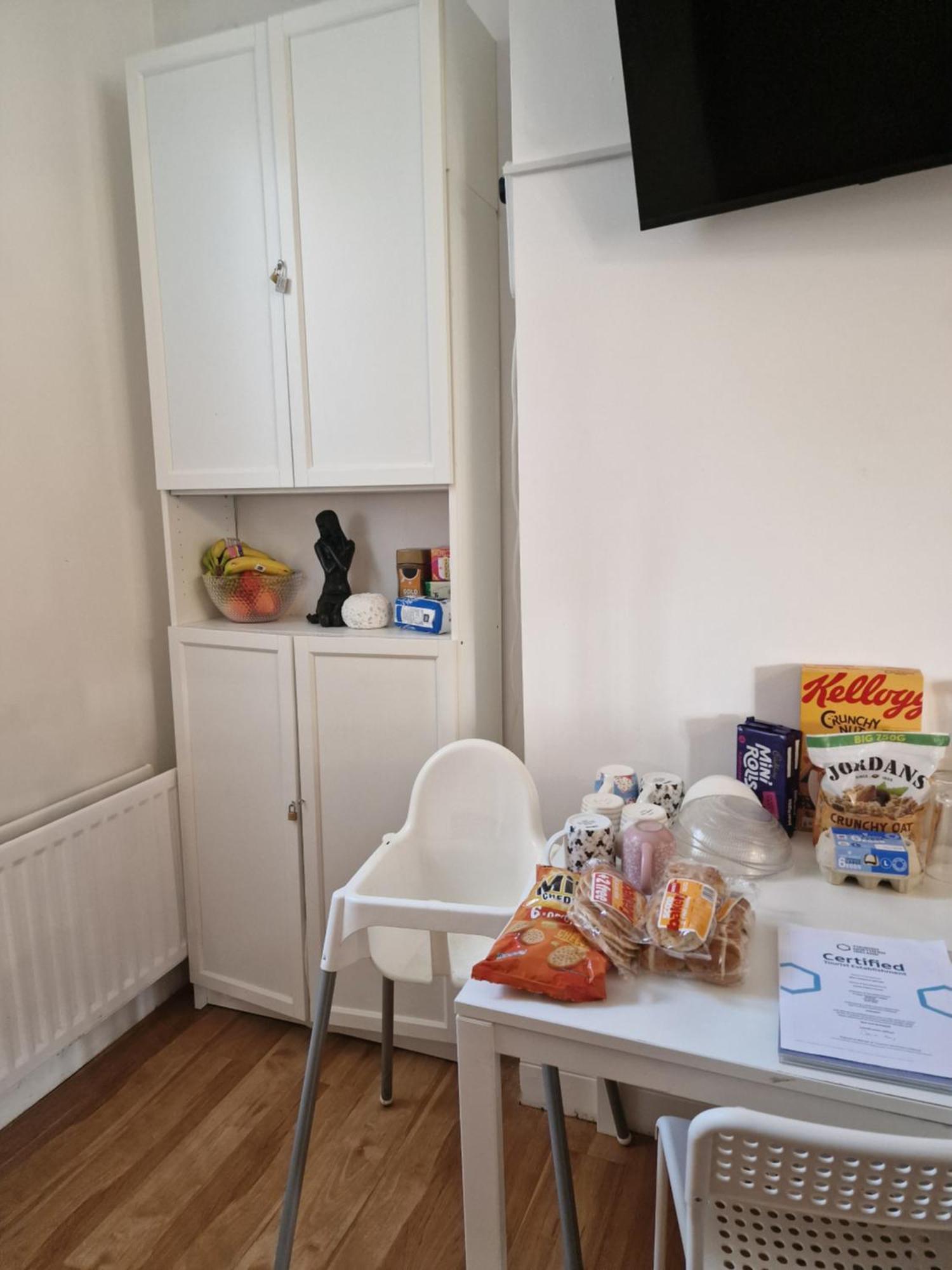 הוסטל Aunty Katie'S House, Ni Tourist Board Certified & Located On The Main Oldpark Road To Belfast, With Free Continental Breakfast & Free Ultra Fast Sky Internet, Free Sky Sports & Free Sky Cinema, Self-Check In After 10Pm Gmt מראה חיצוני תמונה