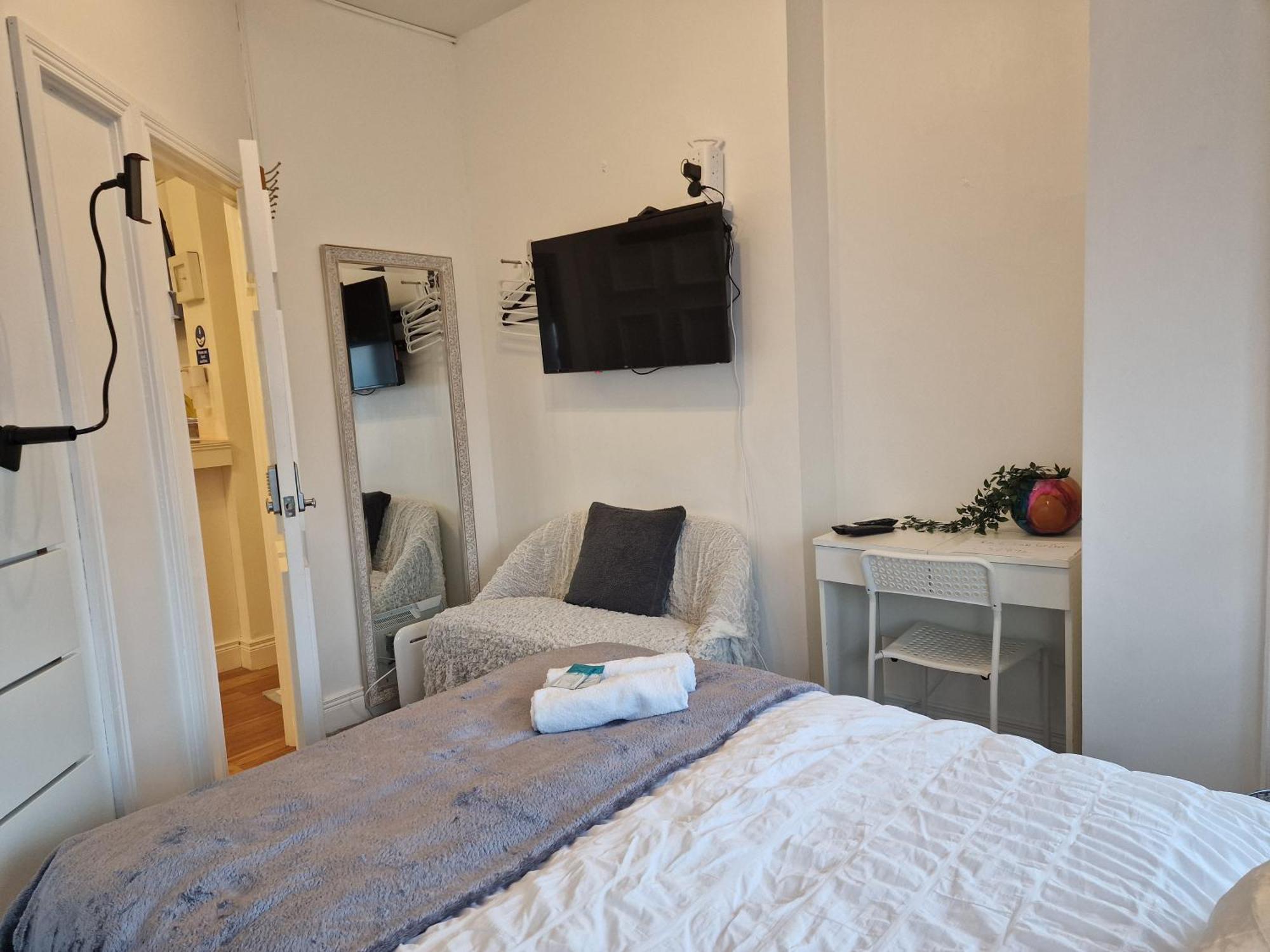 הוסטל Aunty Katie'S House, Ni Tourist Board Certified & Located On The Main Oldpark Road To Belfast, With Free Continental Breakfast & Free Ultra Fast Sky Internet, Free Sky Sports & Free Sky Cinema, Self-Check In After 10Pm Gmt מראה חיצוני תמונה